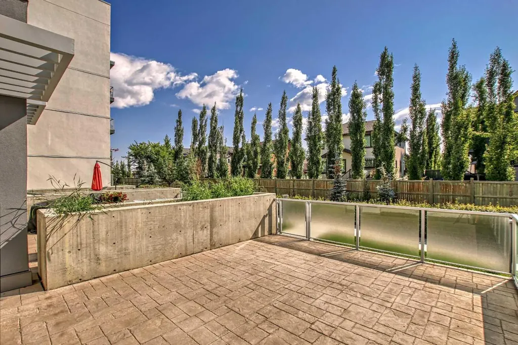 8539 8a Avenue SW Calgary AB T3H 4C7