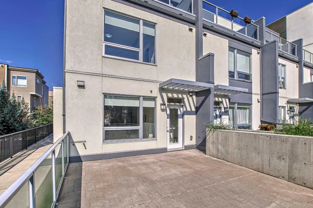 8539 8a Avenue SW Calgary AB T3H 4C7