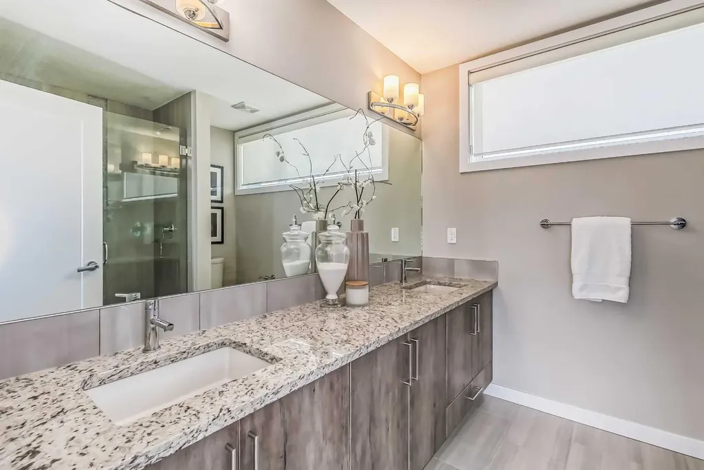 8539 8a Avenue SW Calgary AB T3H 4C7