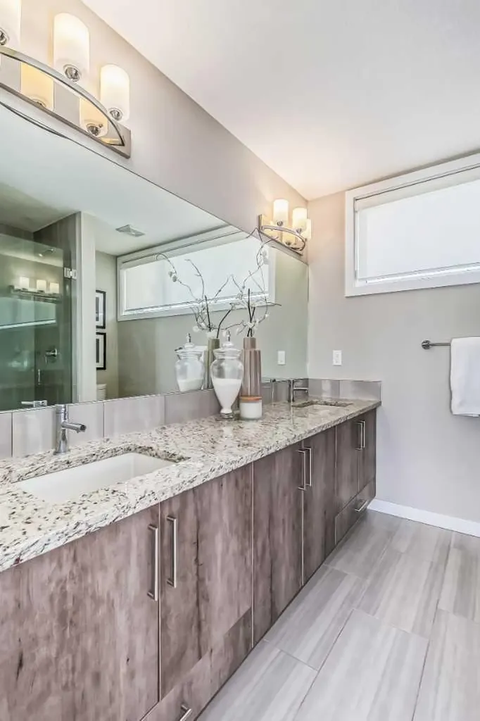 8539 8a Avenue SW Calgary AB T3H 4C7