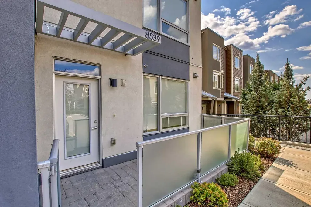 8539 8a Avenue SW Calgary AB T3H 4C7