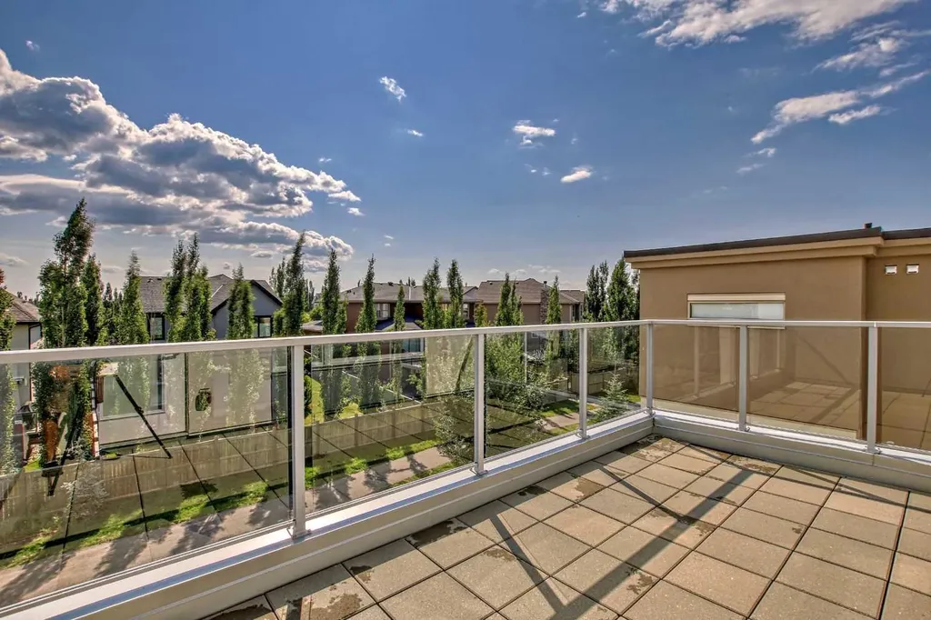 8539 8a Avenue SW Calgary AB T3H 4C7