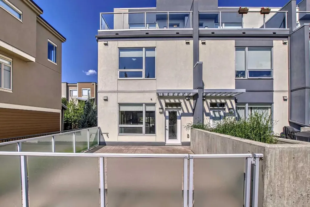 8539 8a Avenue SW Calgary AB T3H 4C7