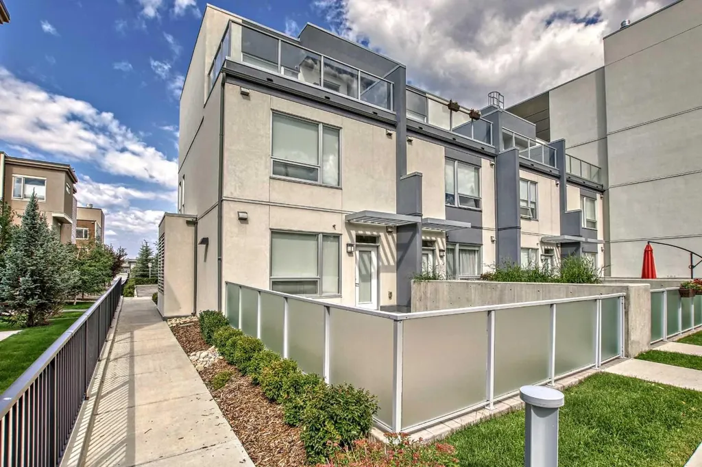 8539 8a Avenue SW Calgary AB T3H 4C7