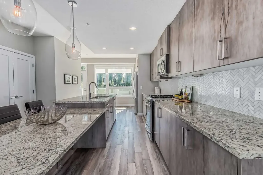 8539 8a Avenue SW Calgary AB T3H 4C7
