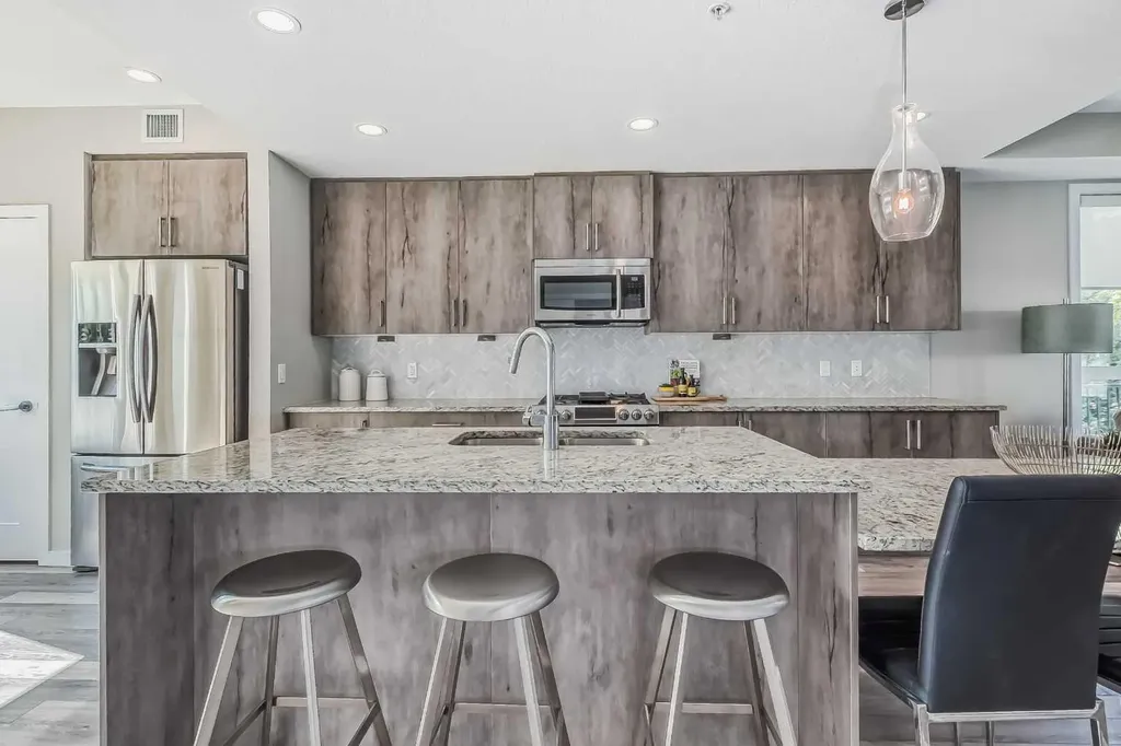 8539 8a Avenue SW Calgary AB T3H 4C7
