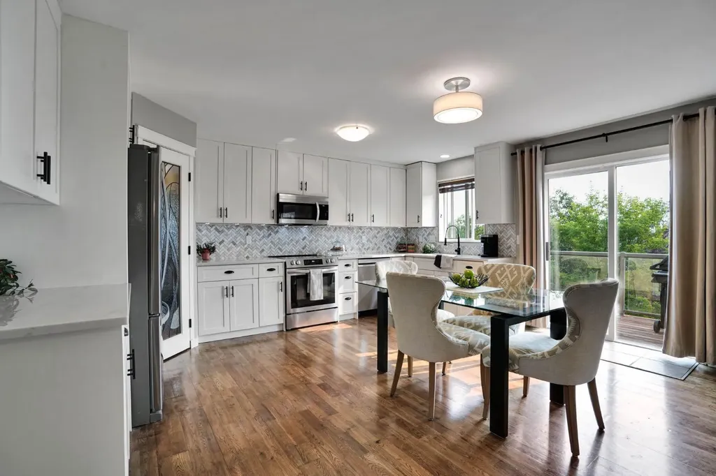 418 Long Beach Landing Chestermere AB T1X 1E6