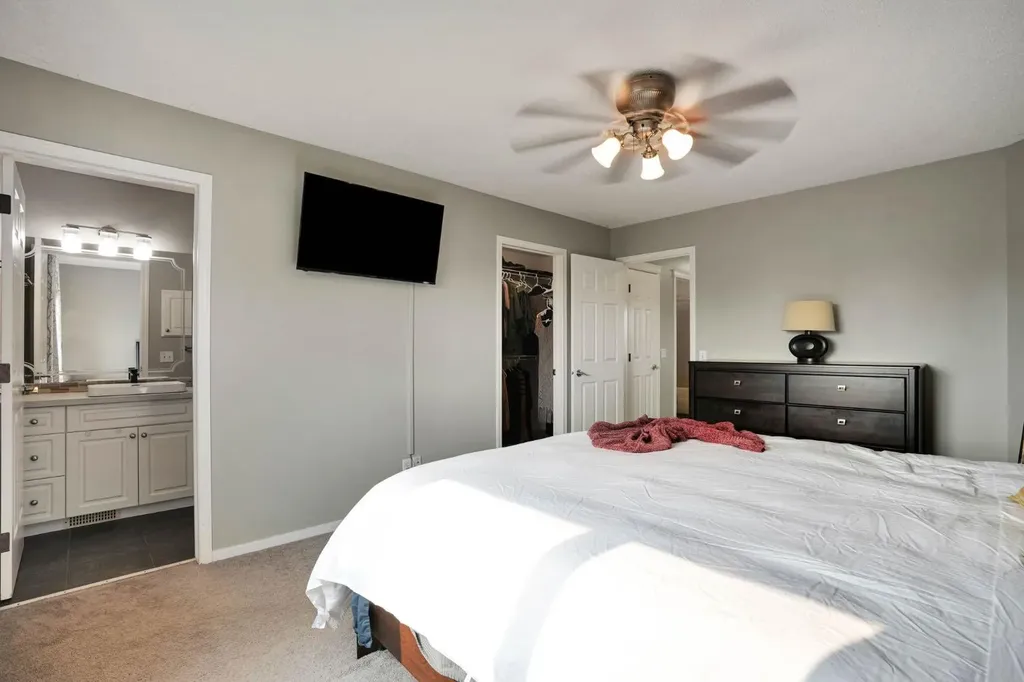 418 Long Beach Landing Chestermere AB T1X 1E6