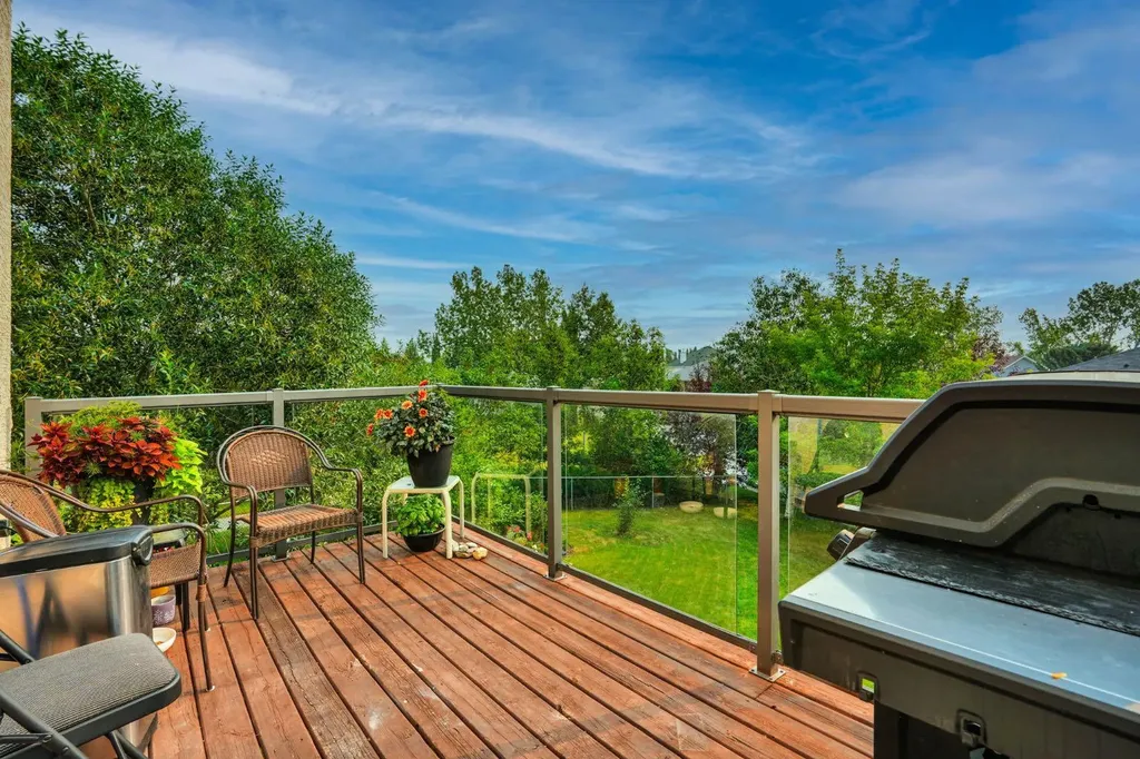 418 Long Beach Landing Chestermere AB T1X 1E6