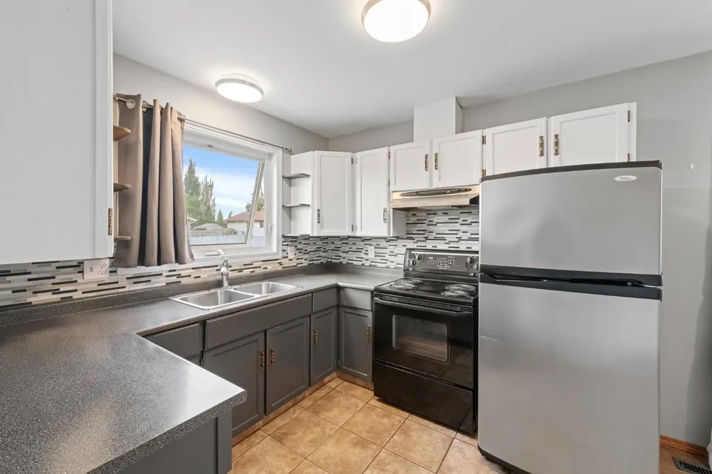 14538 37 Street NW Edmonton AB T5Y2k2