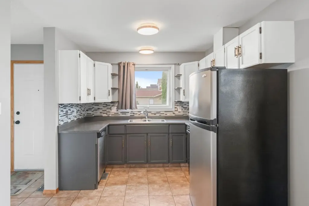 14538 37 Street NW Edmonton AB T5Y2k2