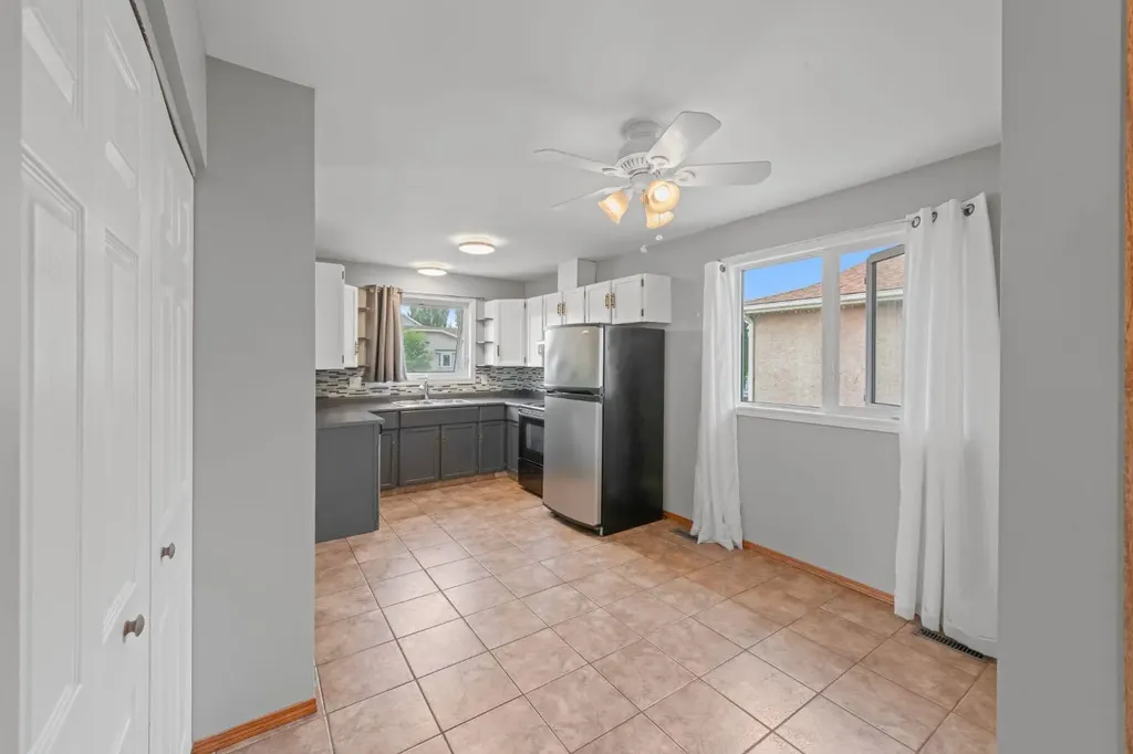 14538 37 Street NW Edmonton AB T5Y2k2