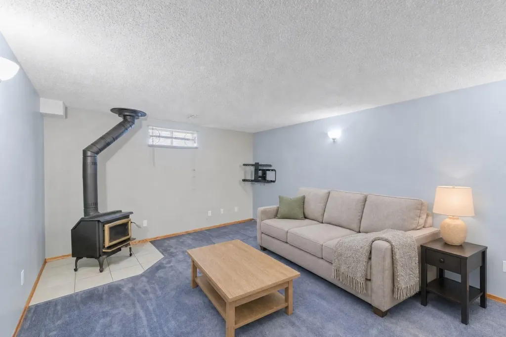 14538 37 Street NW Edmonton AB T5Y2k2