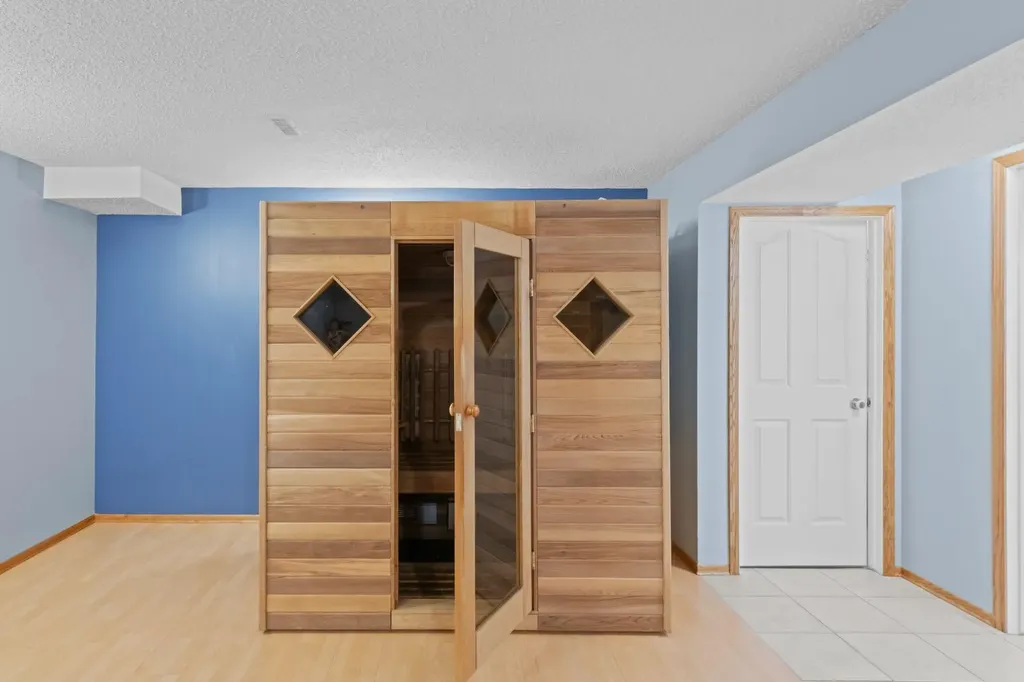 14538 37 Street NW Edmonton AB T5Y2k2