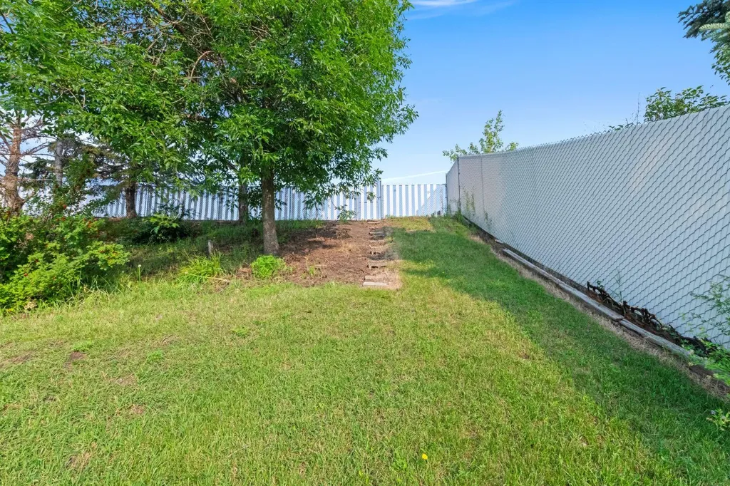 14538 37 Street NW Edmonton AB T5Y2k2