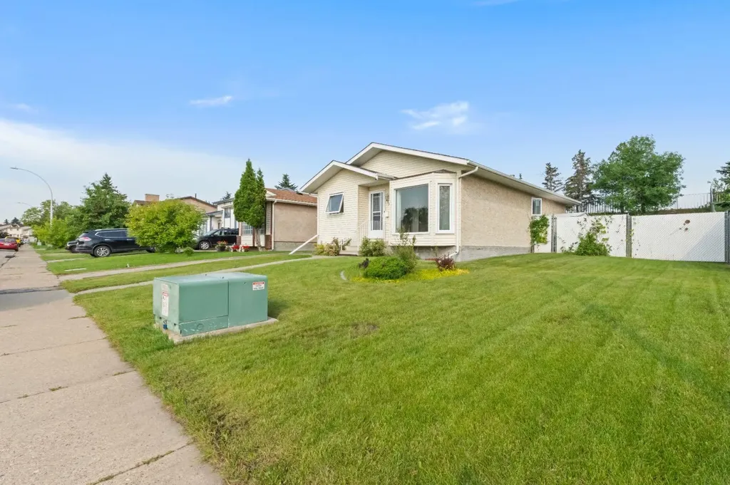 14538 37 Street NW Edmonton AB T5Y2k2