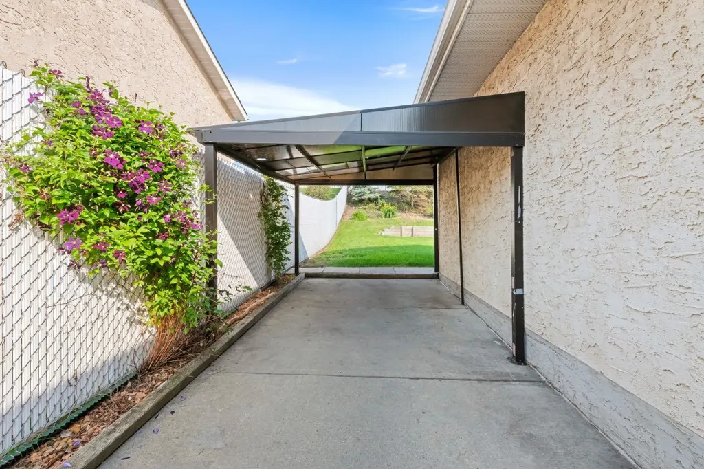 14538 37 Street NW Edmonton AB T5Y2k2