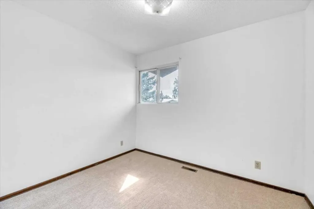 19 Windsor Place Strathmore AB T1P 1B2