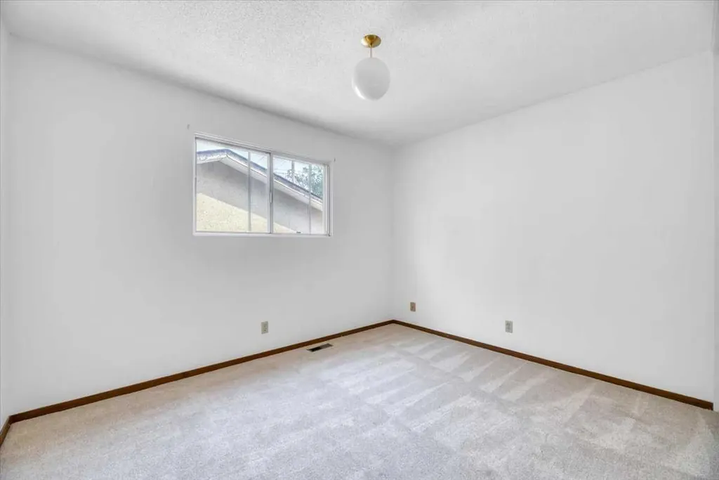 19 Windsor Place Strathmore AB T1P 1B2