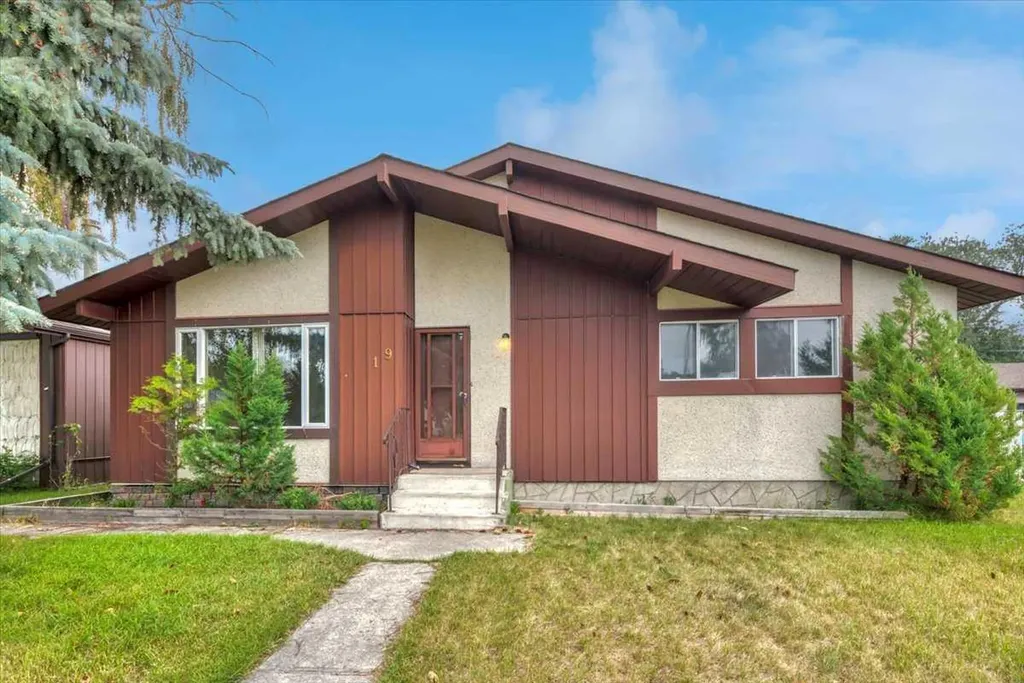 19 Windsor Place Strathmore AB T1P 1B2