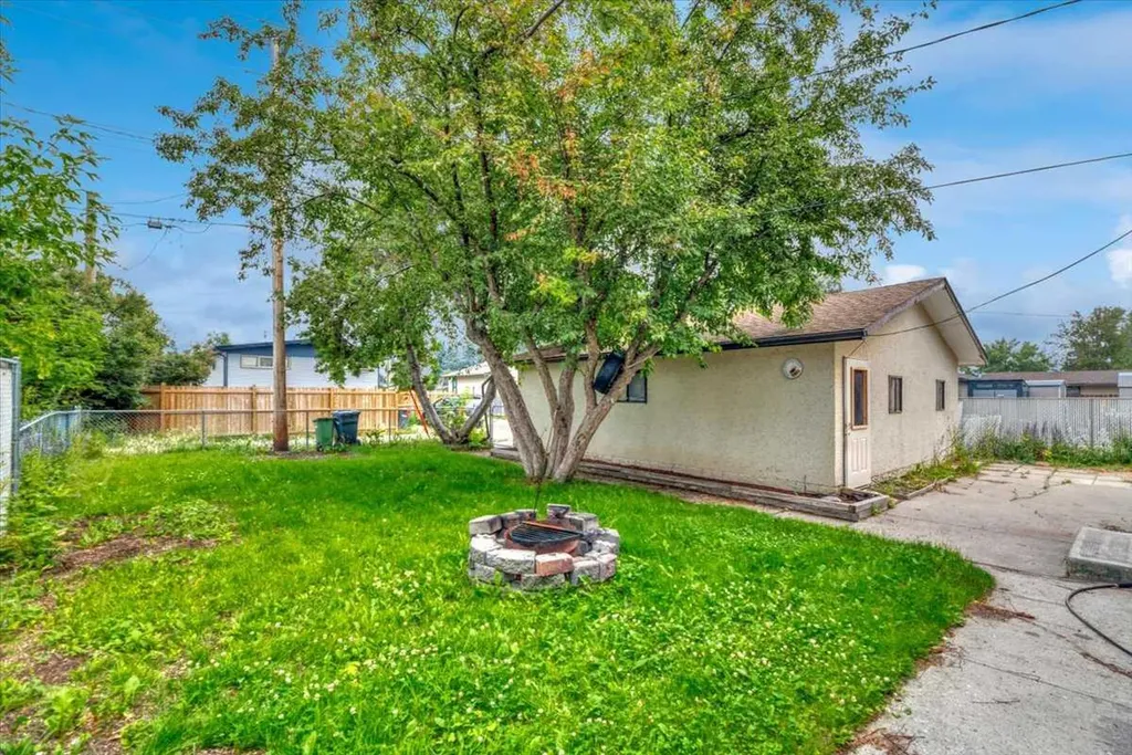 19 Windsor Place Strathmore AB T1P 1B2