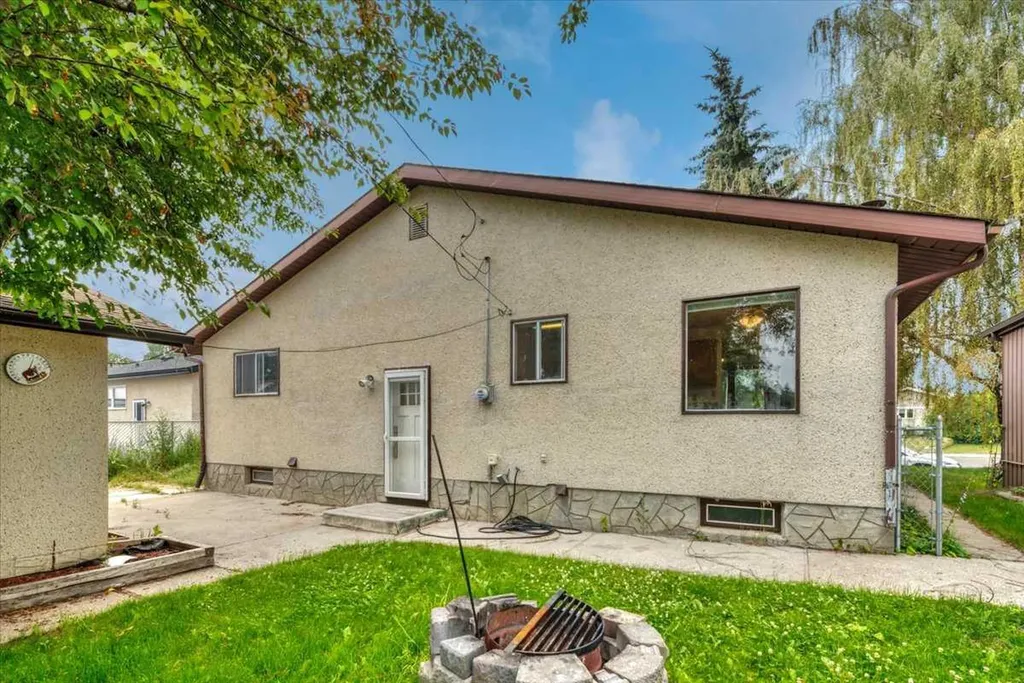 19 Windsor Place Strathmore AB T1P 1B2