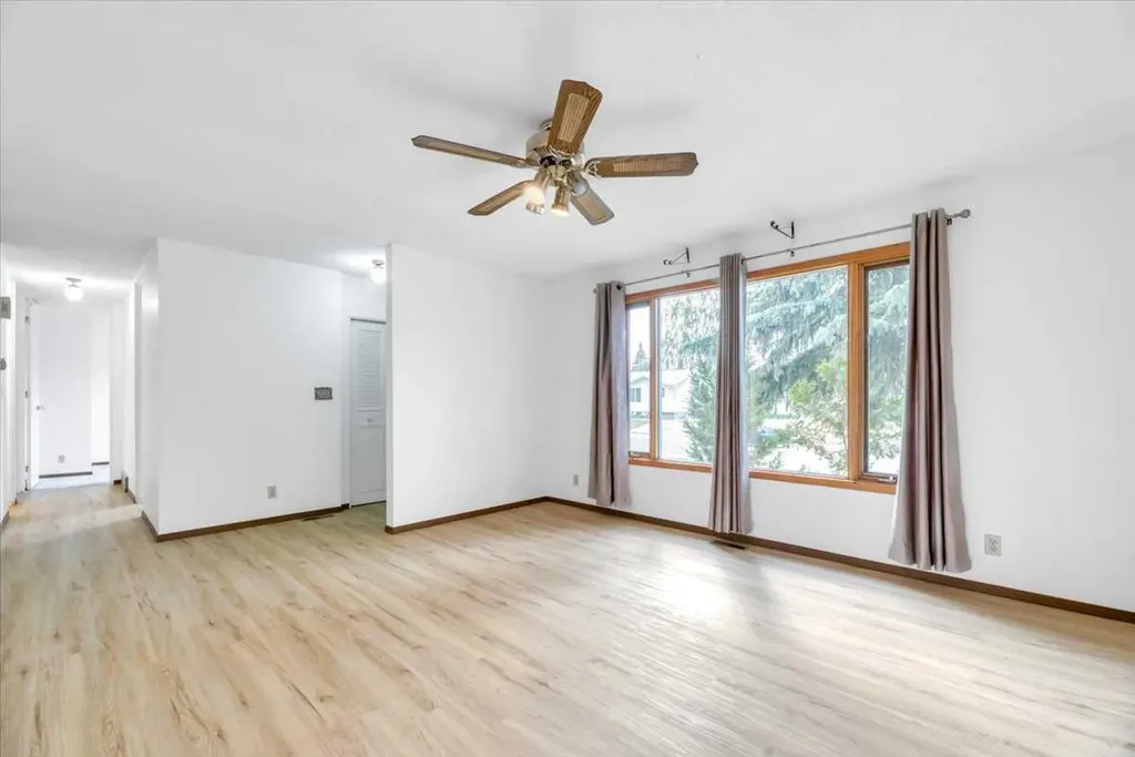 19 Windsor Place Strathmore AB T1P 1B2
