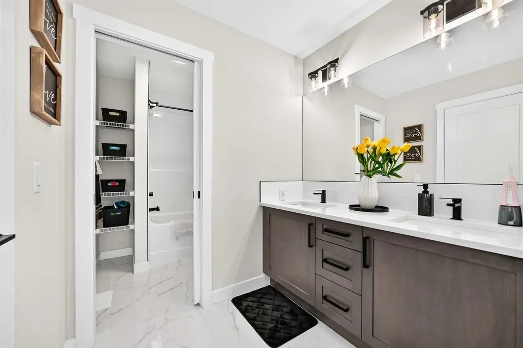 427 Kinniburgh Loop Chestermere AB T1X 3C4