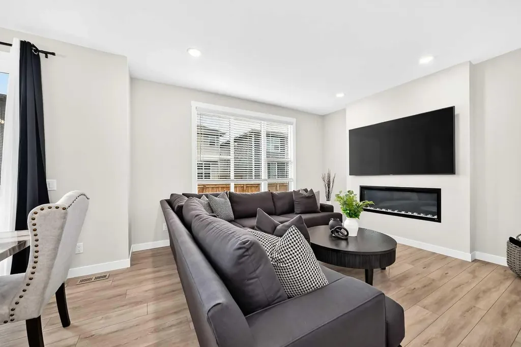 427 Kinniburgh Loop Chestermere AB T1X 3C4