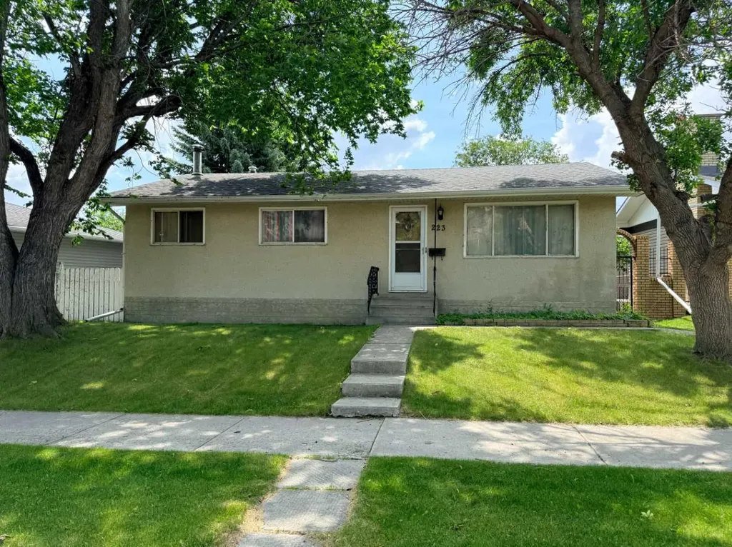 223 72 Avenue NE Calgary AB T2K 0N8