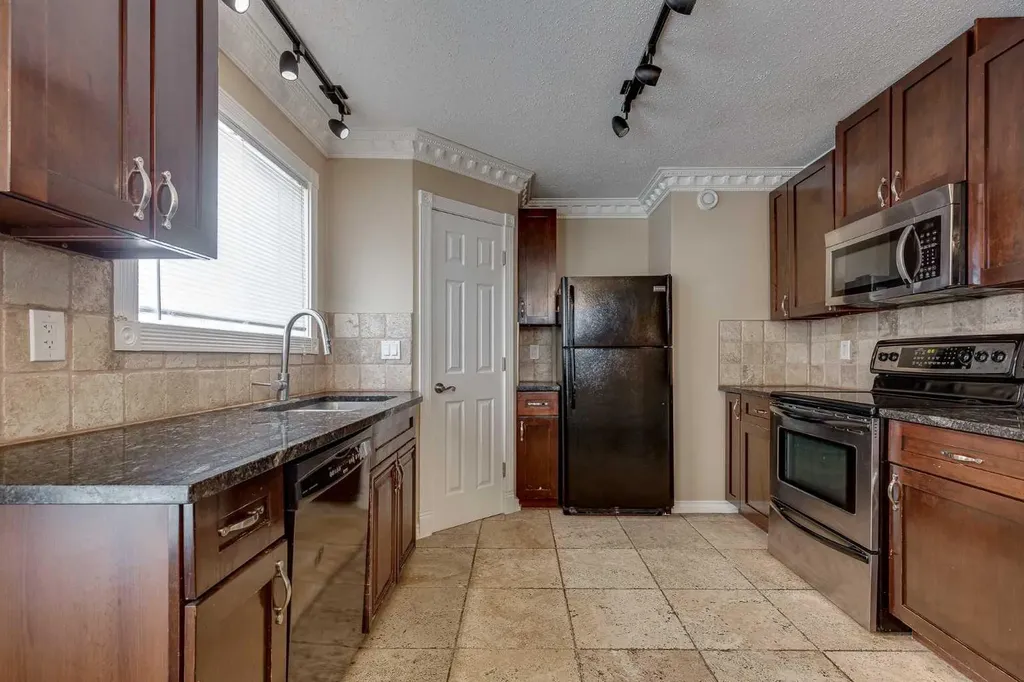 24 Mackenzie Crescent Lacombe AB T4L 0B2