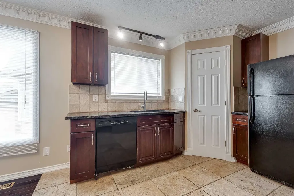 24 Mackenzie Crescent Lacombe AB T4L 0B2