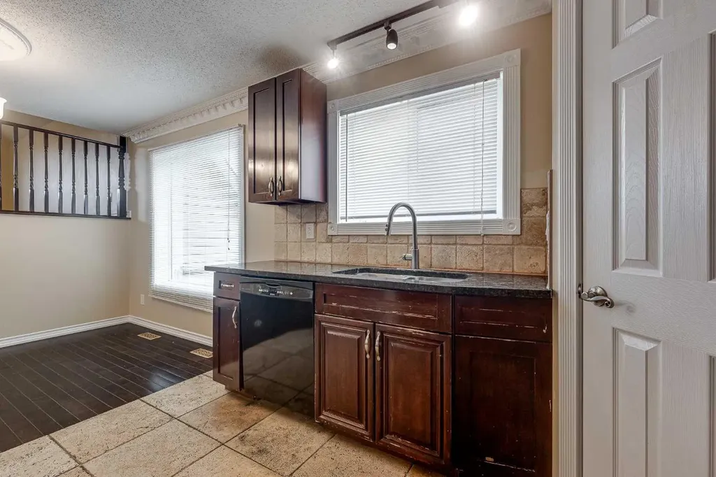24 Mackenzie Crescent Lacombe AB T4L 0B2