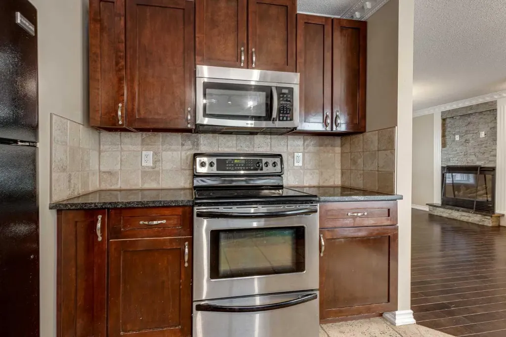 24 Mackenzie Crescent Lacombe AB T4L 0B2