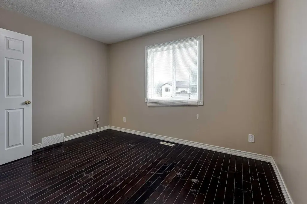24 Mackenzie Crescent Lacombe AB T4L 0B2