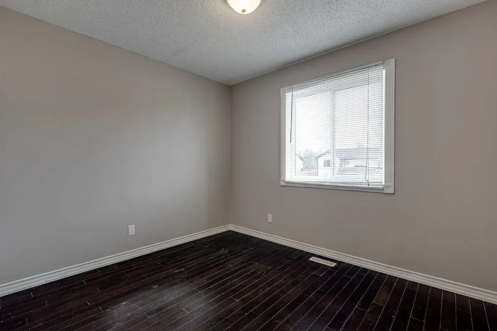 24 Mackenzie Crescent Lacombe AB T4L 0B2