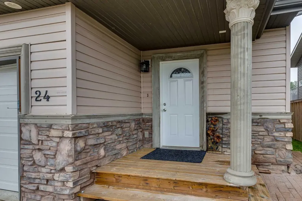 24 Mackenzie Crescent Lacombe AB T4L 0B2