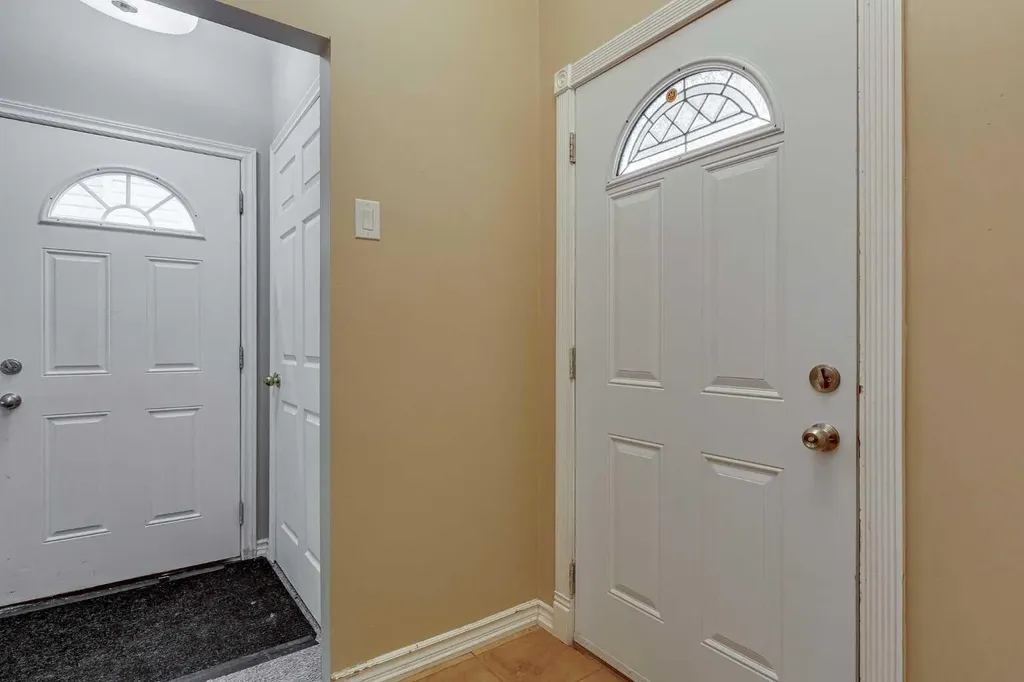 24 Mackenzie Crescent Lacombe AB T4L 0B2