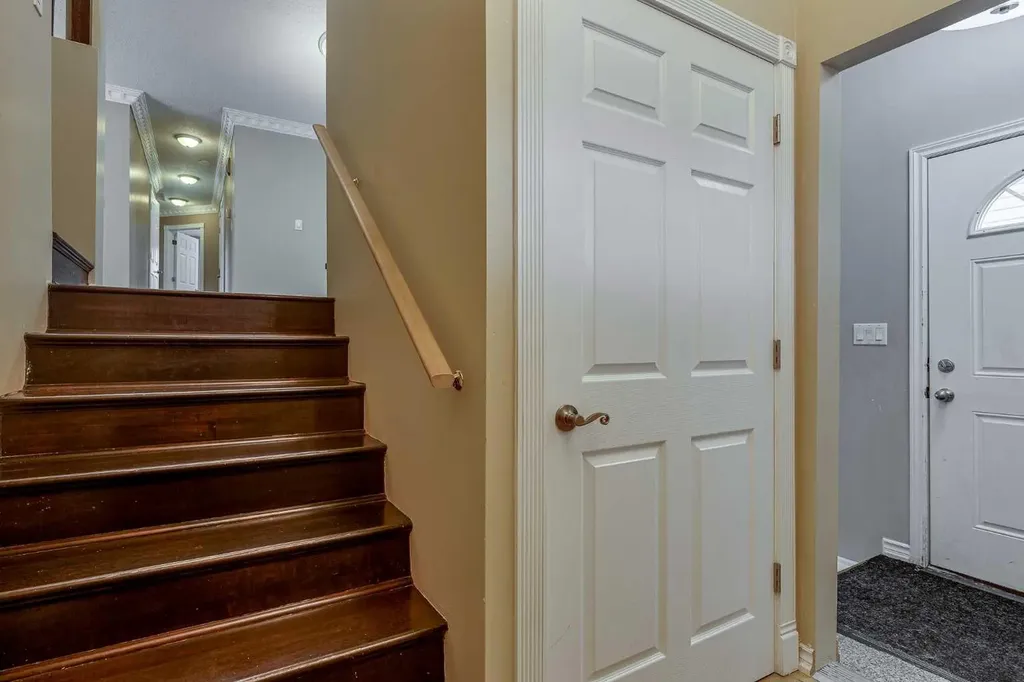 24 Mackenzie Crescent Lacombe AB T4L 0B2
