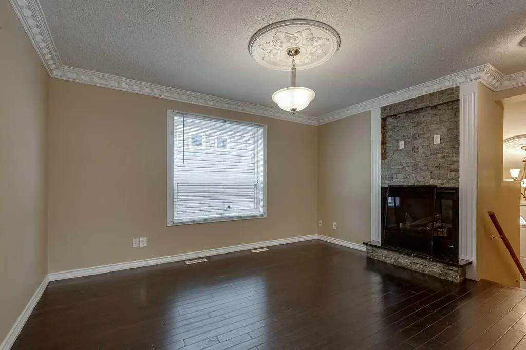 24 Mackenzie Crescent Lacombe AB T4L 0B2