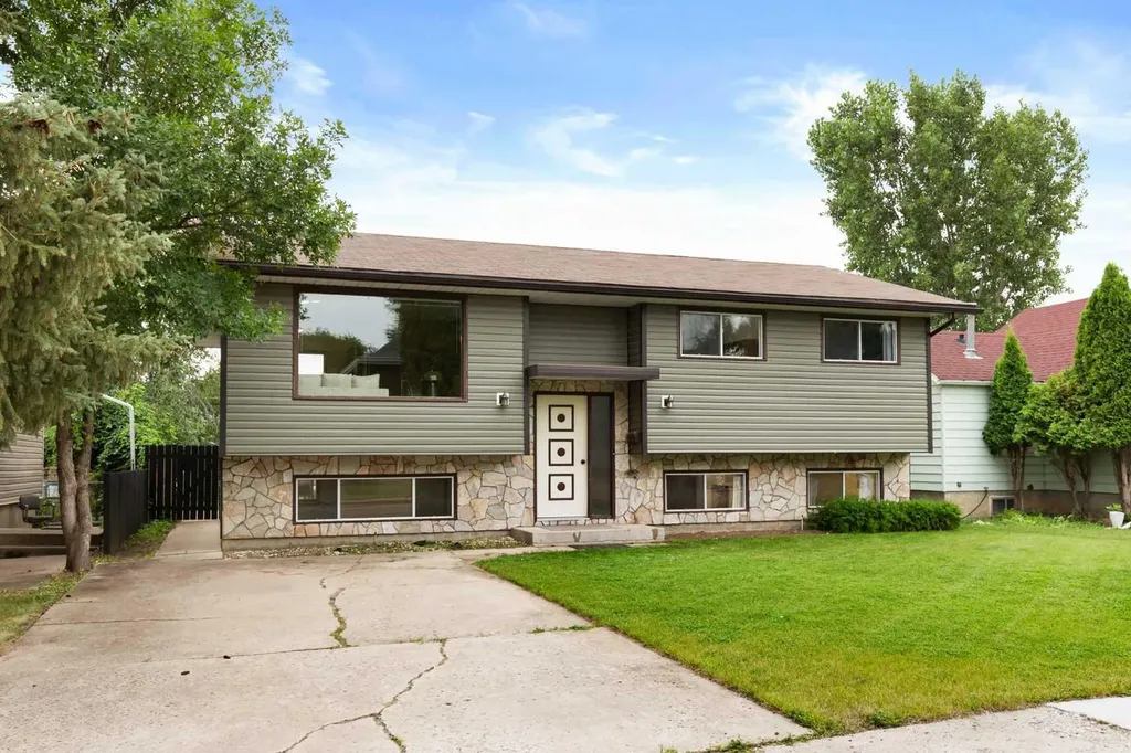 447 8 Street SE Medicine Hat AB T1A1L8