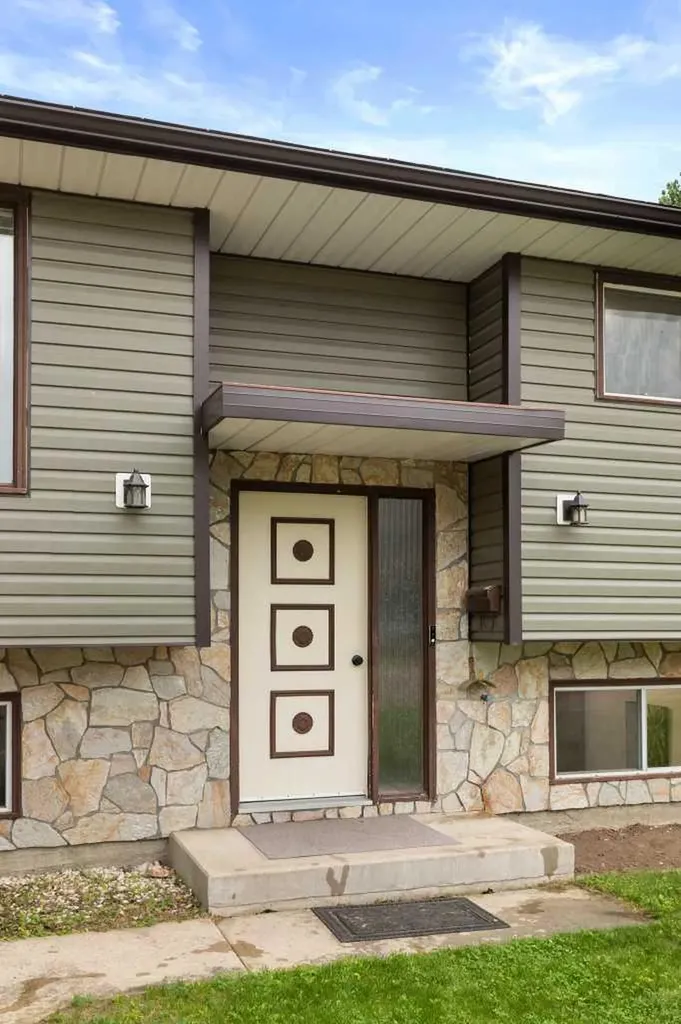 447 8 Street SE Medicine Hat AB T1A1L8