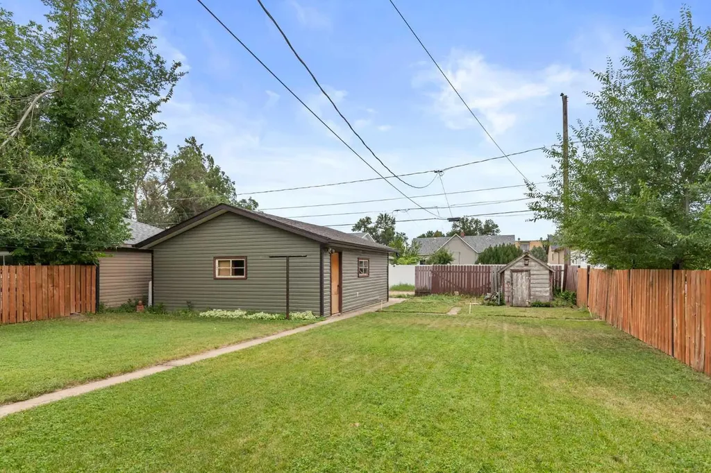 447 8 Street SE Medicine Hat AB T1A1L8