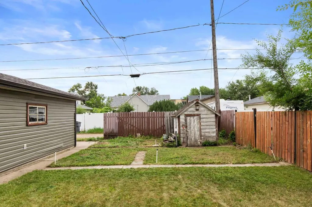 447 8 Street SE Medicine Hat AB T1A1L8