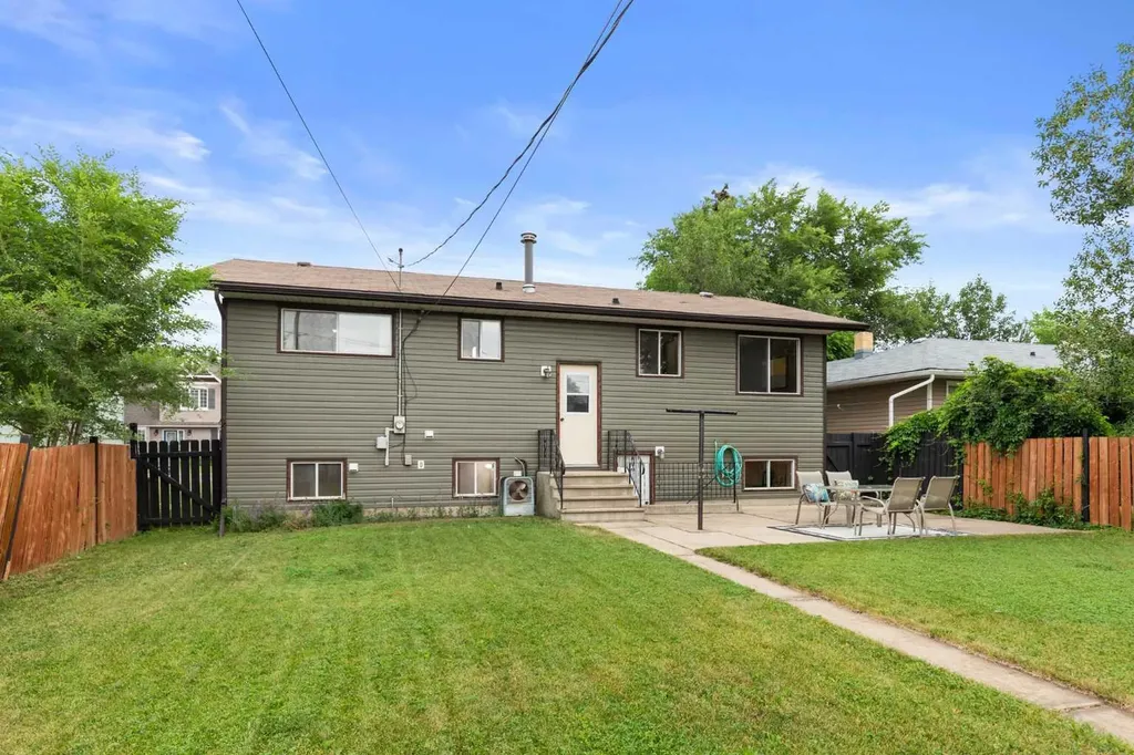 447 8 Street SE Medicine Hat AB T1A1L8
