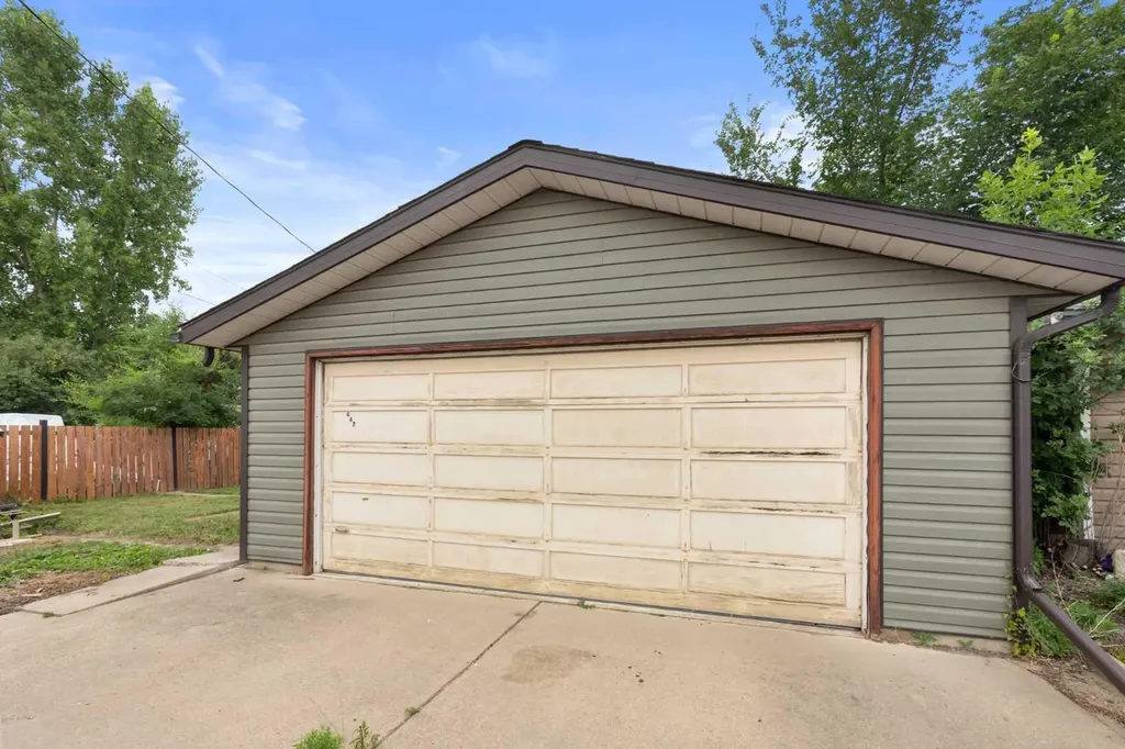 447 8 Street SE Medicine Hat AB T1A1L8
