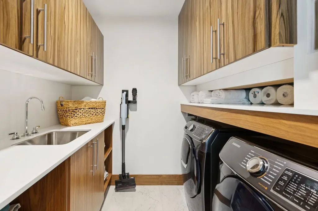 738 1 Avenue SW Calgary AB T2G 5G8