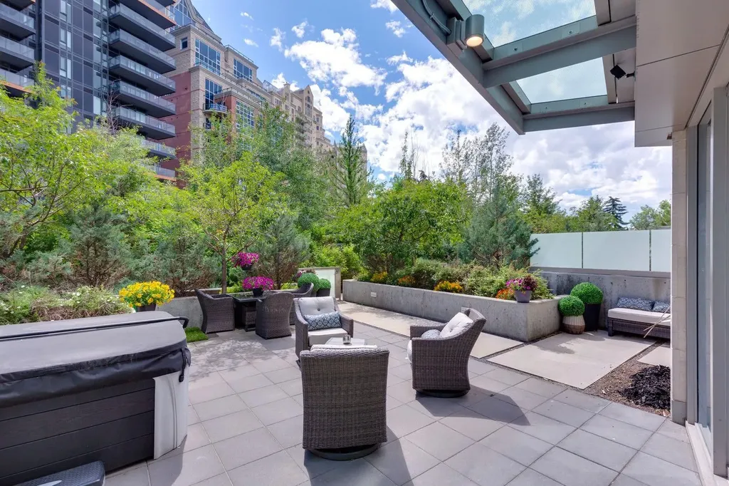 738 1 Avenue SW Calgary AB T2G 5G8