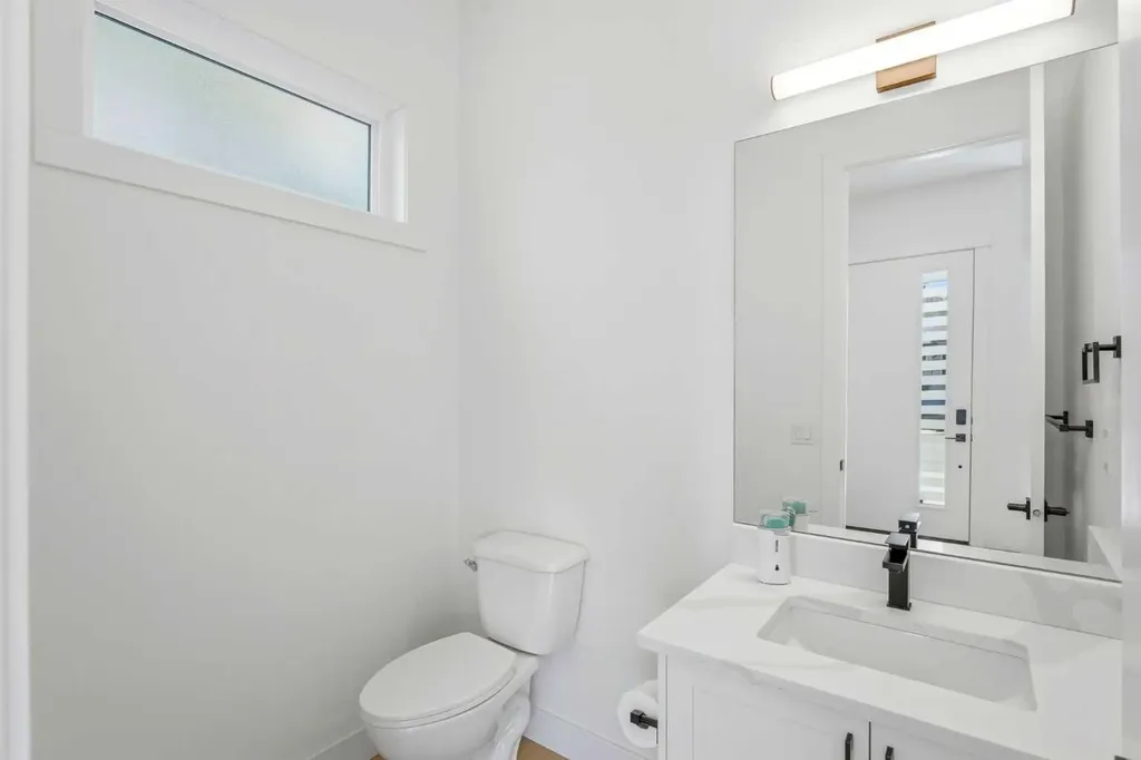 2808 40 Street SW Calgary AB T3E 3J6