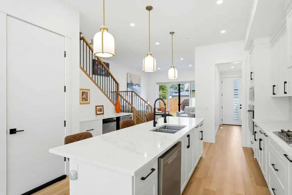 2808 40 Street SW Calgary AB T3E 3J6